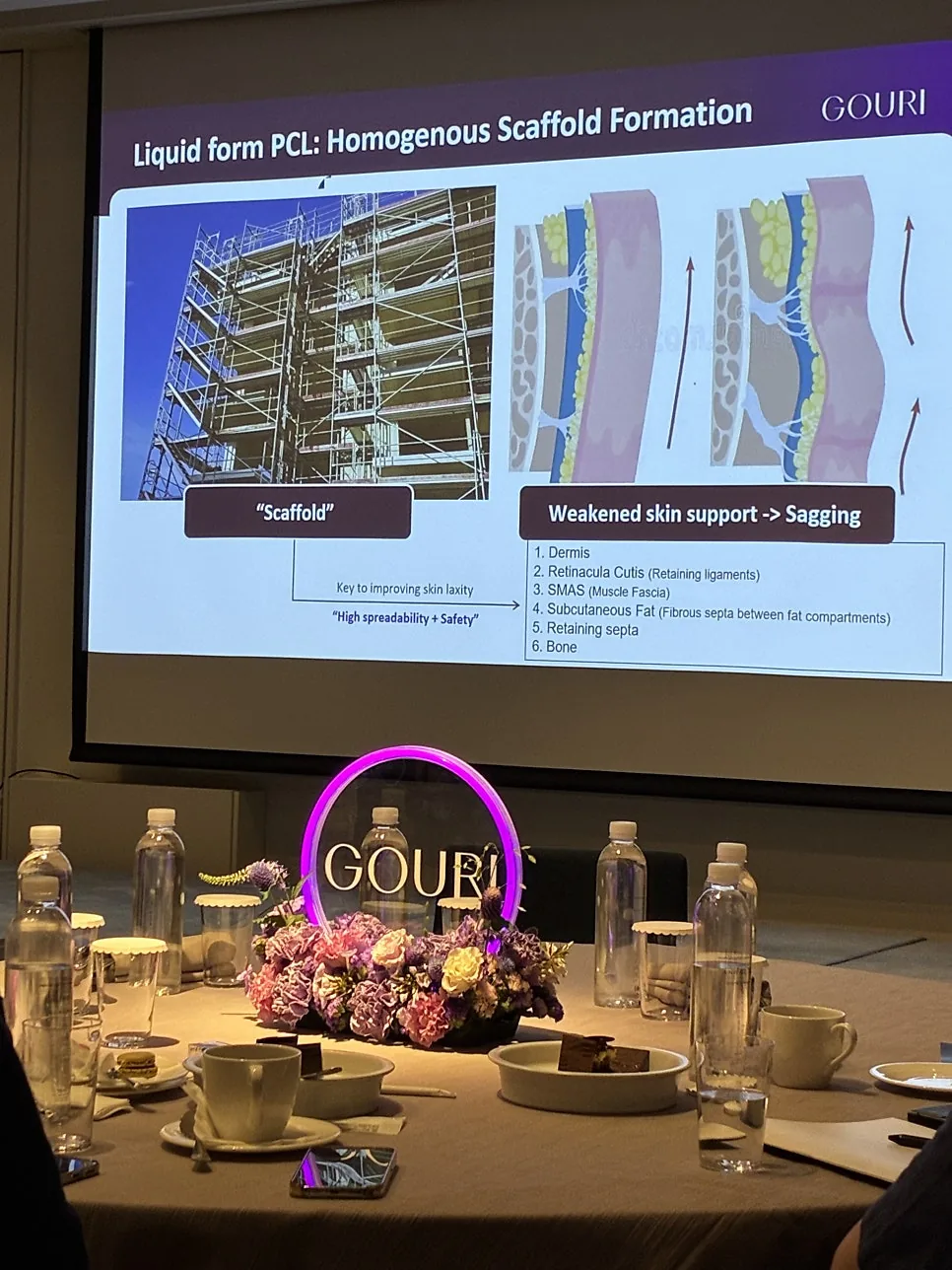 고우리 학술 행사 발표 화면(Liquid form PCL: Homogenous Scaffold Formation)과 행사장 테이블